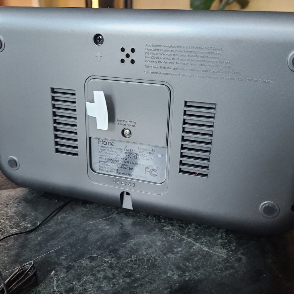 iHOME Model: D95 - Picture 5 of 6